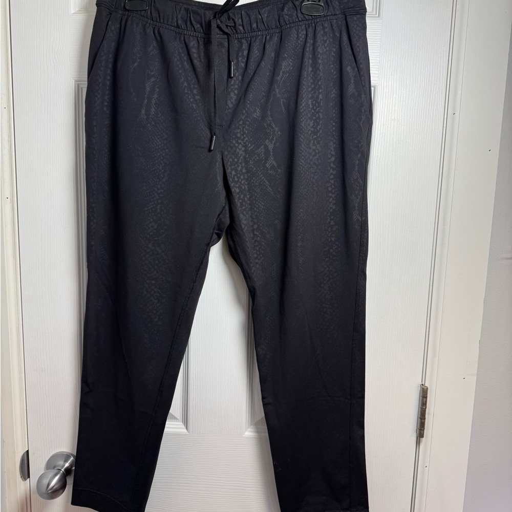 Lululemon Black Snakeskin Jet Crop 10